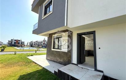 Dikili Salihleraltı Havuzlu Sitede Satılık 4+1 Tripleks Villa