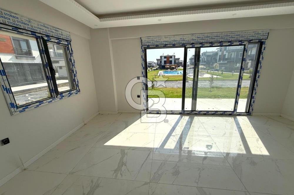 Dikili Salihleraltı Havuzlu Sitede Satılık 4+1 Tripleks Villa