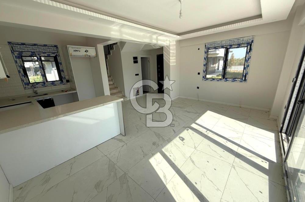 Dikili Salihleraltı Havuzlu Sitede Satılık 4+1 Tripleks Villa