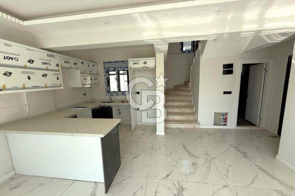 Dikili Salihleraltı Havuzlu Sitede Satılık 4+1 Tripleks Villa