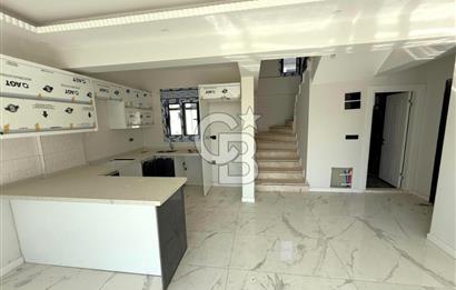 Dikili Salihleraltı Havuzlu Sitede Satılık 4+1 Tripleks Villa