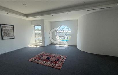 Süzer Plaza'da 3000m2 Geniş Ekipler İçin Dekorasyonlu Ofis