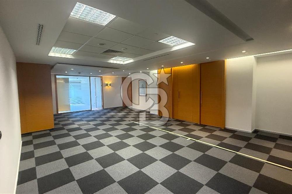 Süzer Plaza'da 3000m2 Geniş Ekipler İçin Dekorasyonlu Ofis
