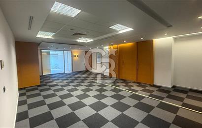 Süzer Plaza'da 3000m2 Geniş Ekipler İçin Dekorasyonlu Ofis