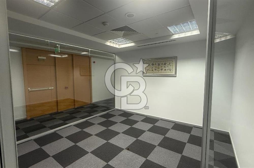 Süzer Plaza'da 3000m2 Geniş Ekipler İçin Dekorasyonlu Ofis