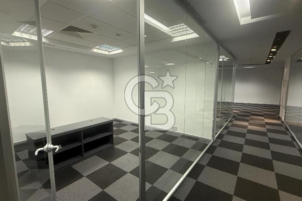 Süzer Plaza'da 3000m2 Geniş Ekipler İçin Dekorasyonlu Ofis