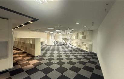 Süzer Plaza'da 3000m2 Geniş Ekipler İçin Dekorasyonlu Ofis