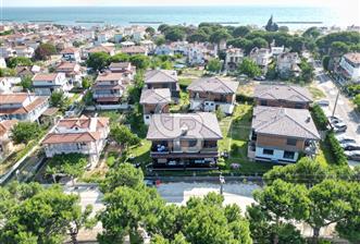 Ayvalık Altınova Mahallesin'de Satılık 3+1 Villa 