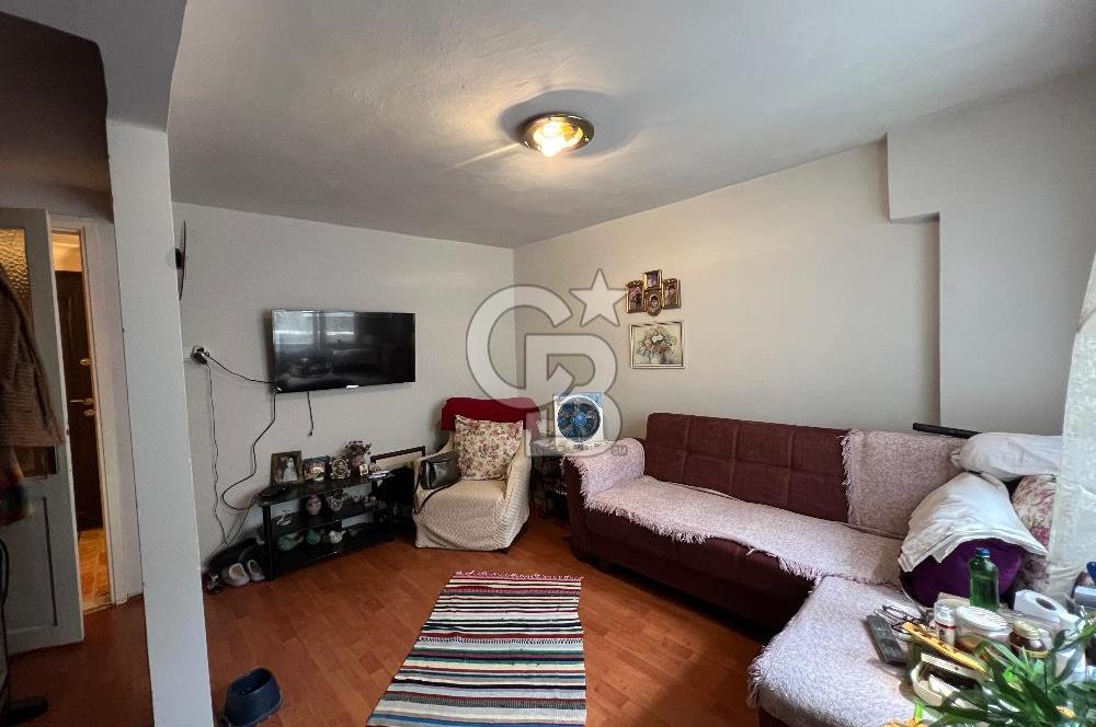 Karşıyak Çarşı İçerisinde Geniş Teraslı Satılık 2+1 Daire