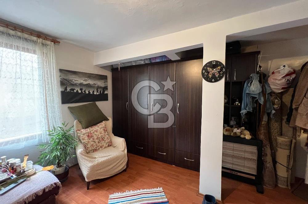 Karşıyak Çarşı İçerisinde Geniş Teraslı Satılık 2+1 Daire