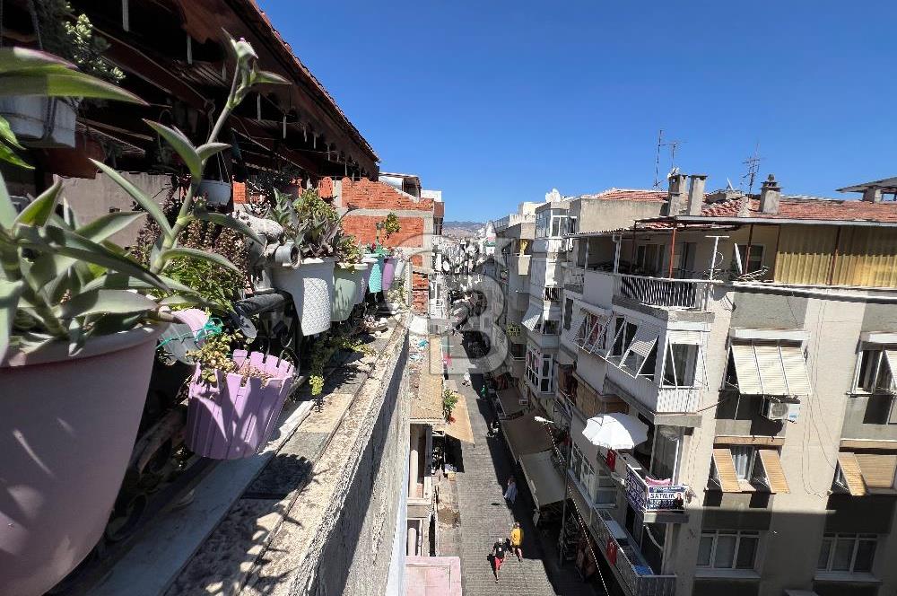 Karşıyak Çarşı İçerisinde Geniş Teraslı Satılık 2+1 Daire