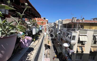Karşıyak Çarşı İçerisinde Geniş Teraslı Satılık 2+1 Daire