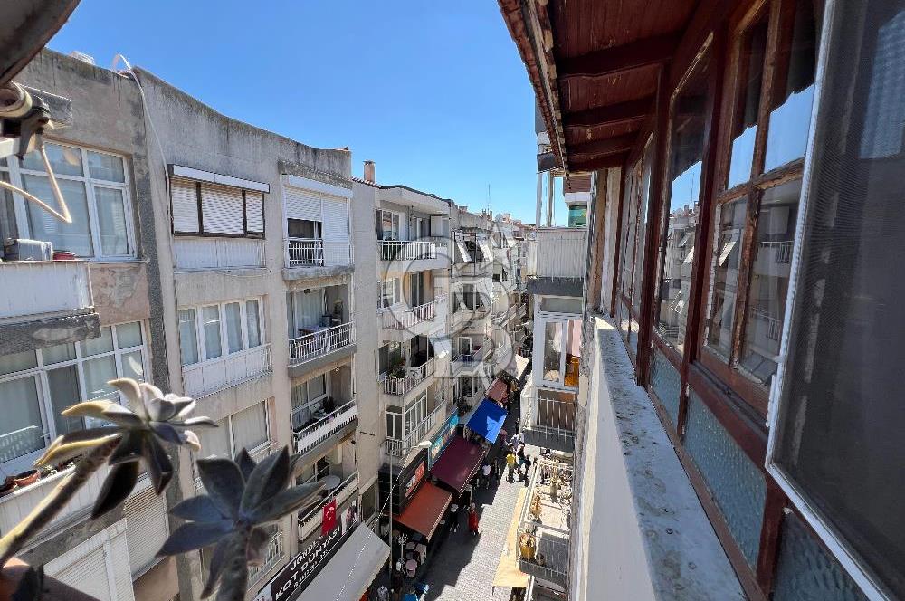 Karşıyak Çarşı İçerisinde Geniş Teraslı Satılık 2+1 Daire