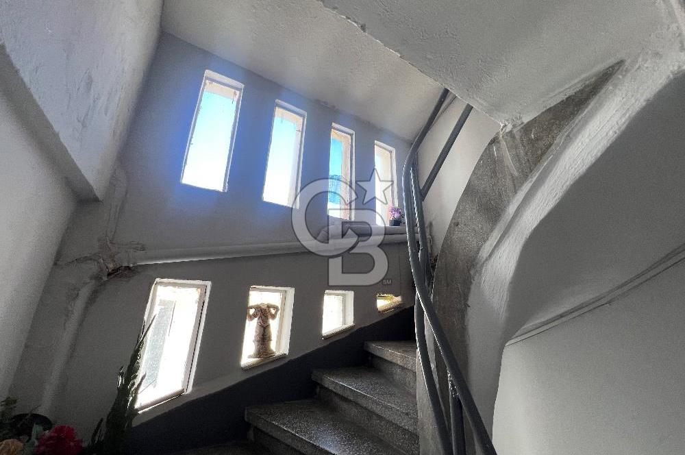 Karşıyak Çarşı İçerisinde Geniş Teraslı Satılık 2+1 Daire