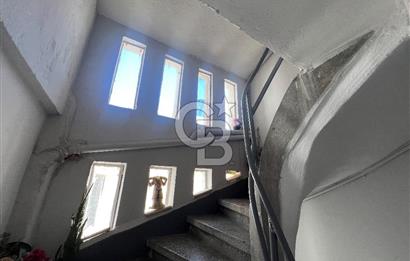 Karşıyak Çarşı İçerisinde Geniş Teraslı Satılık 2+1 Daire
