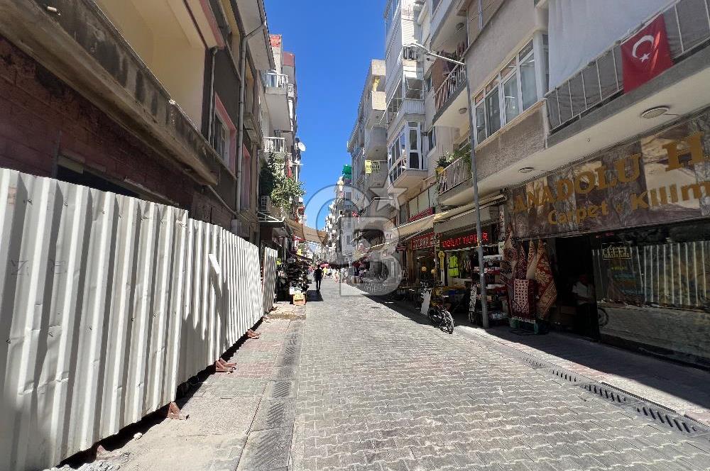 Karşıyak Çarşı İçerisinde Geniş Teraslı Satılık 2+1 Daire