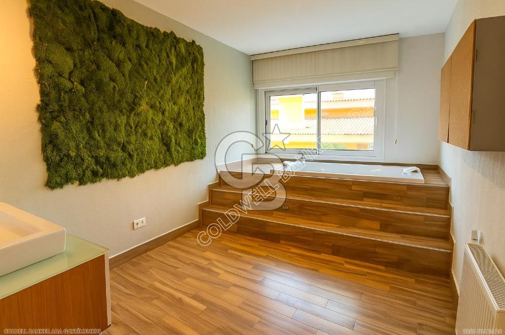Kuşadası Marina Ege Vista Evlerinde Satılık 5+1 Bahçe Dubleks Daire