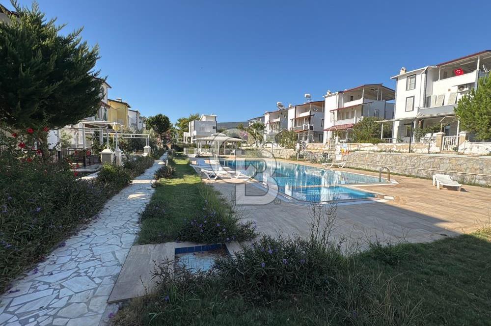 AKBÜK MERKEZDE Deniz Manzaralı 4+1 Havuzlu Sitede Müstakil Tripleks Satılık Villa