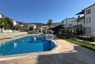 AKBÜK MERKEZDE Deniz Manzaralı 4+1 Havuzlu Sitede Müstakil Tripleks Satılık Villa