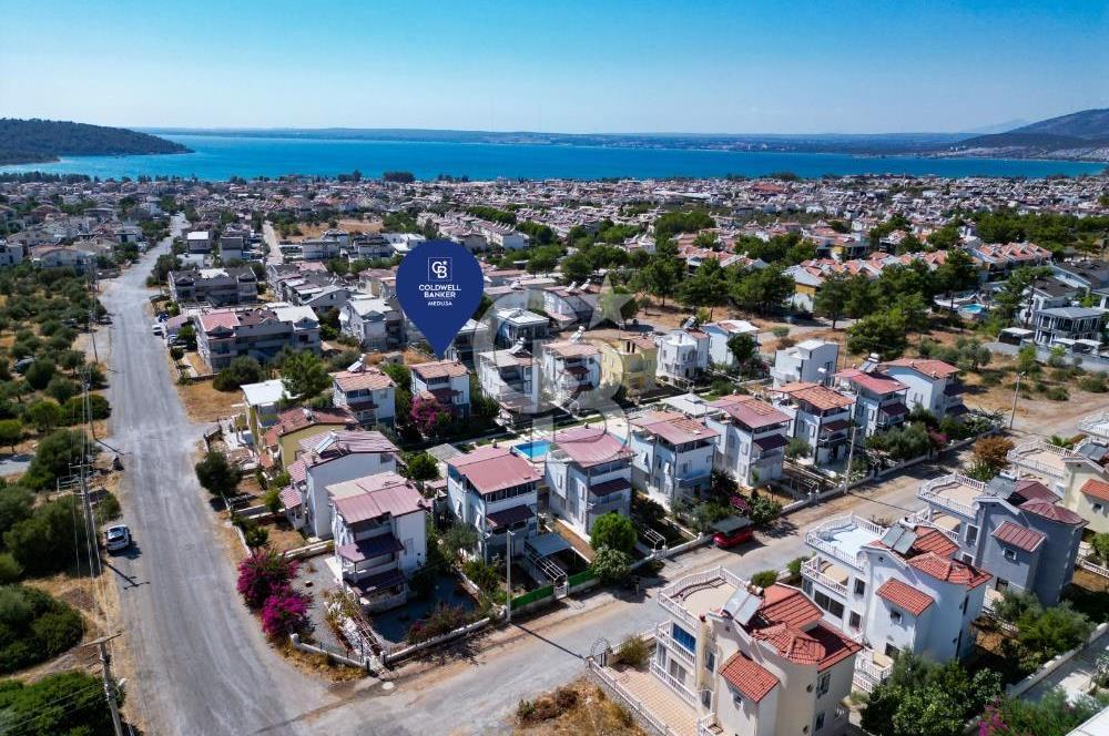 AKBÜK MERKEZDE Deniz Manzaralı 4+1 Havuzlu Sitede Müstakil Tripleks Satılık Villa