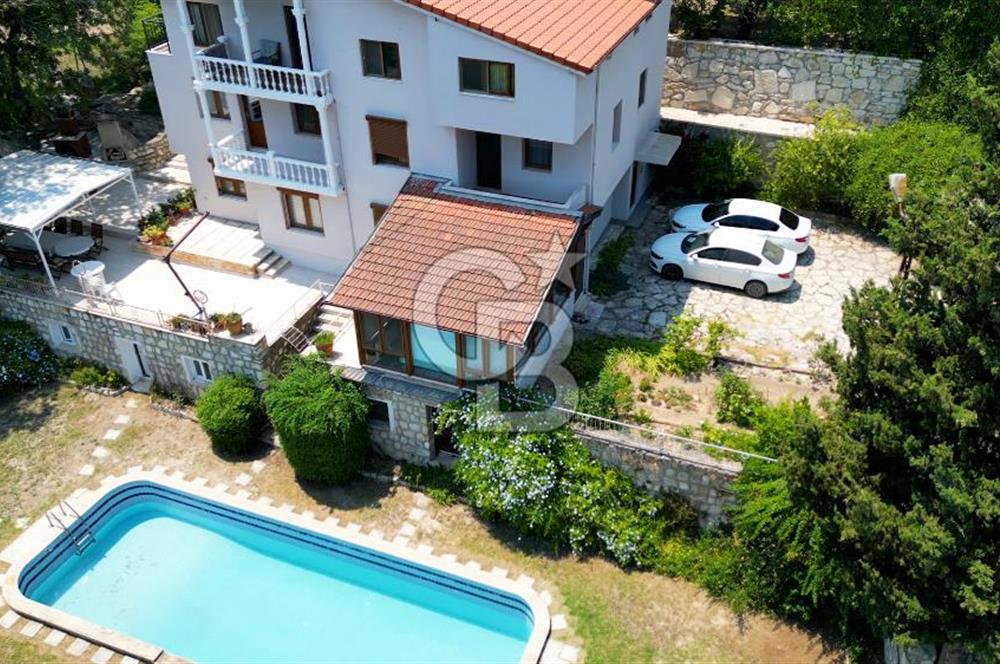  Urla Ağaçlı yol’da Satılık Müstakil Havuzlu Malikane