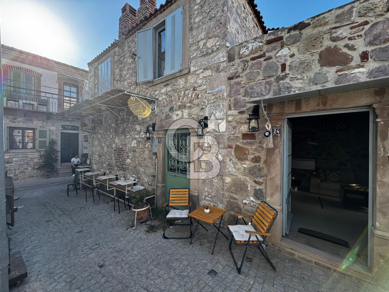 AYVALIK KÜÇÜKKÖYDE HAZIR GELİRLİ AIRBNB İŞLETMELİ KOMPLE MÜLK