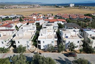 Ayvalık Sarımsaklıda Satılık Deniz Manzaralı 3+1 Villa