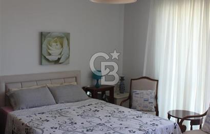 ÇEŞME DALYANKÖY MEVKİNDE DENİZ MANZARALI SİTE İÇERİSİNDE VİLLA