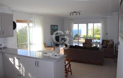 ÇEŞME DALYANKÖY MEVKİNDE DENİZ MANZARALI SİTE İÇERİSİNDE VİLLA
