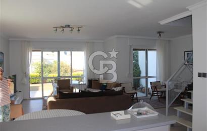 ÇEŞME DALYANKÖY MEVKİNDE DENİZ MANZARALI SİTE İÇERİSİNDE VİLLA