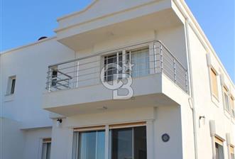 ÇEŞME DALYANKÖY MEVKİNDE DENİZ MANZARALI SİTE İÇERİSİNDE VİLLA