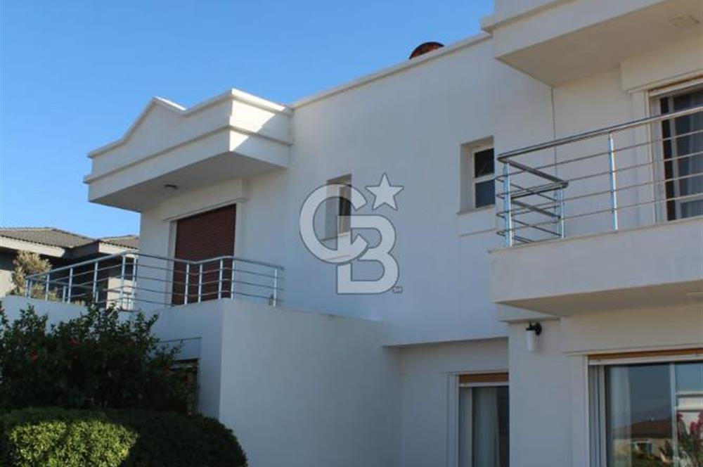 ÇEŞME DALYANKÖY MEVKİNDE DENİZ MANZARALI SİTE İÇERİSİNDE VİLLA