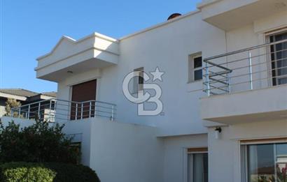 ÇEŞME DALYANKÖY MEVKİNDE DENİZ MANZARALI SİTE İÇERİSİNDE VİLLA