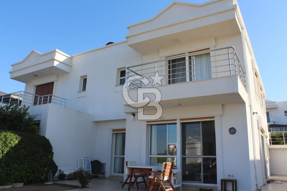 ÇEŞME DALYANKÖY MEVKİNDE DENİZ MANZARALI SİTE İÇERİSİNDE VİLLA