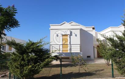 ÇEŞME DALYANKÖY MEVKİNDE DENİZ MANZARALI SİTE İÇERİSİNDE VİLLA