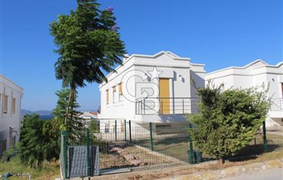 ÇEŞME DALYANKÖY MEVKİNDE DENİZ MANZARALI SİTE İÇERİSİNDE VİLLA