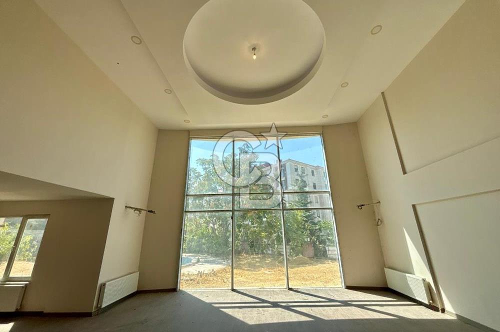 BAHÇEŞEHİR UPHİLL'DE 1100 M2 HAVUZLU ÖZEL BAHÇELİ MALİKANE