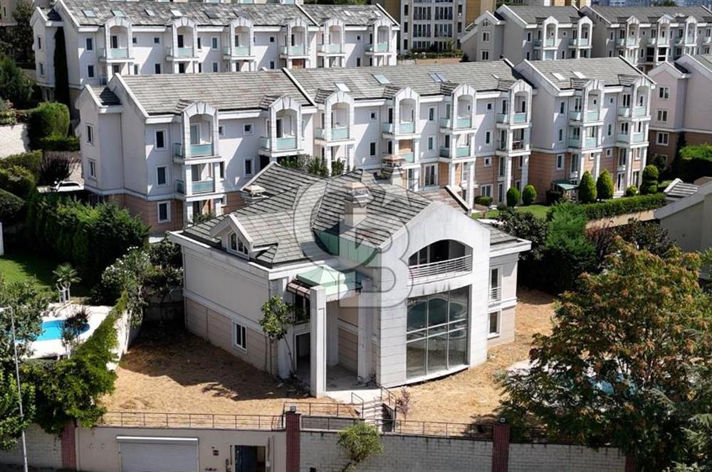 BAHÇEŞEHİR UPHİLL'DE 1100 M2 HAVUZLU ÖZEL BAHÇELİ MALİKANE