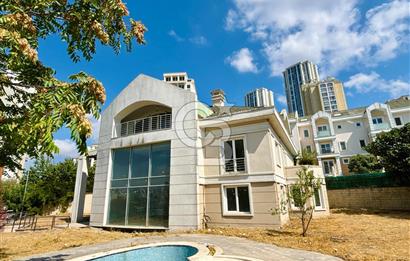 BAHÇEŞEHİR UPHİLL'DE 1100 M2 HAVUZLU, ÖZEL BAHÇELİ MALİKANE