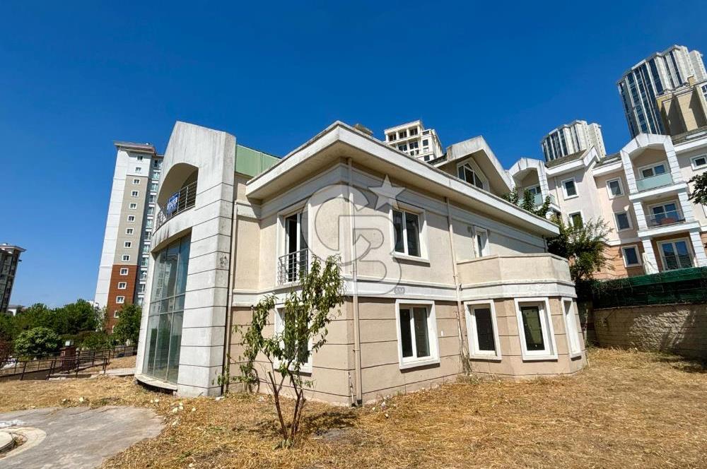 BAHÇEŞEHİR UPHİLL'DE 1100 M2 HAVUZLU, ÖZEL BAHÇELİ MALİKANE