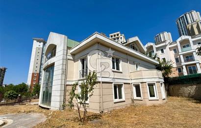 BAHÇEŞEHİR UPHİLL'DE 1100 M2 HAVUZLU, ÖZEL BAHÇELİ MALİKANE