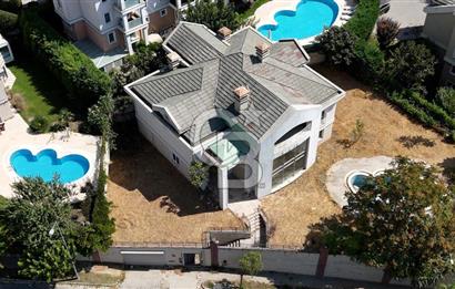 BAHÇEŞEHİR UPHİLL'DE 1100 M2 HAVUZLU, ÖZEL BAHÇELİ MALİKANE