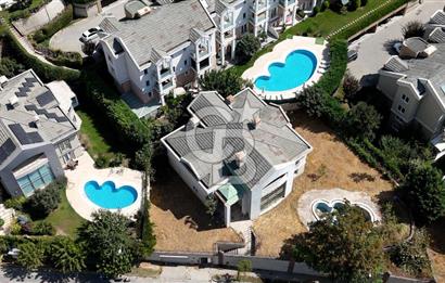 BAHÇEŞEHİR UPHİLL'DE 1100 M2 HAVUZLU, ÖZEL BAHÇELİ MALİKANE