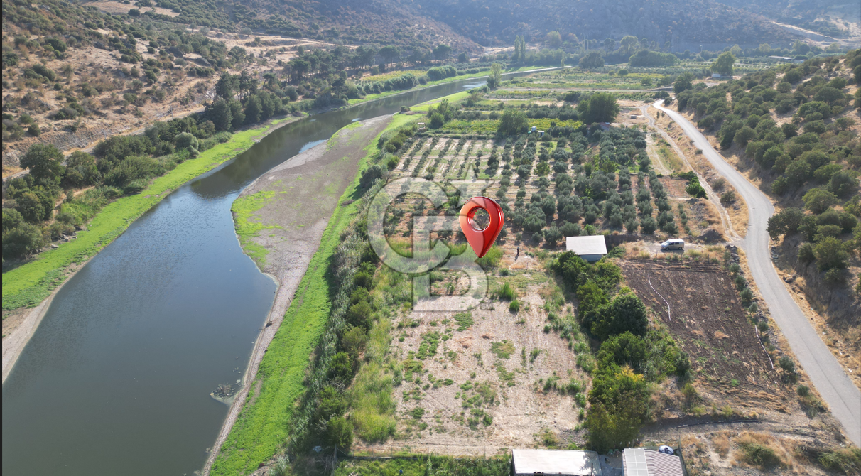 MENEMEN SÜLEYMANLIDA GEDİZ NEHRİ KENARINDA 571M2 HOBİ BAHÇELİ EV