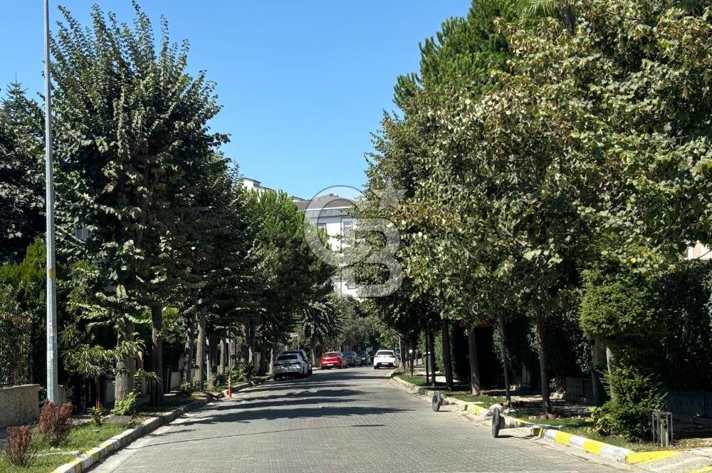 BAHÇEŞEHİR UPHİLL'DE 1100 M2 HAVUZLU, ÖZEL BAHÇELİ MALİKANE