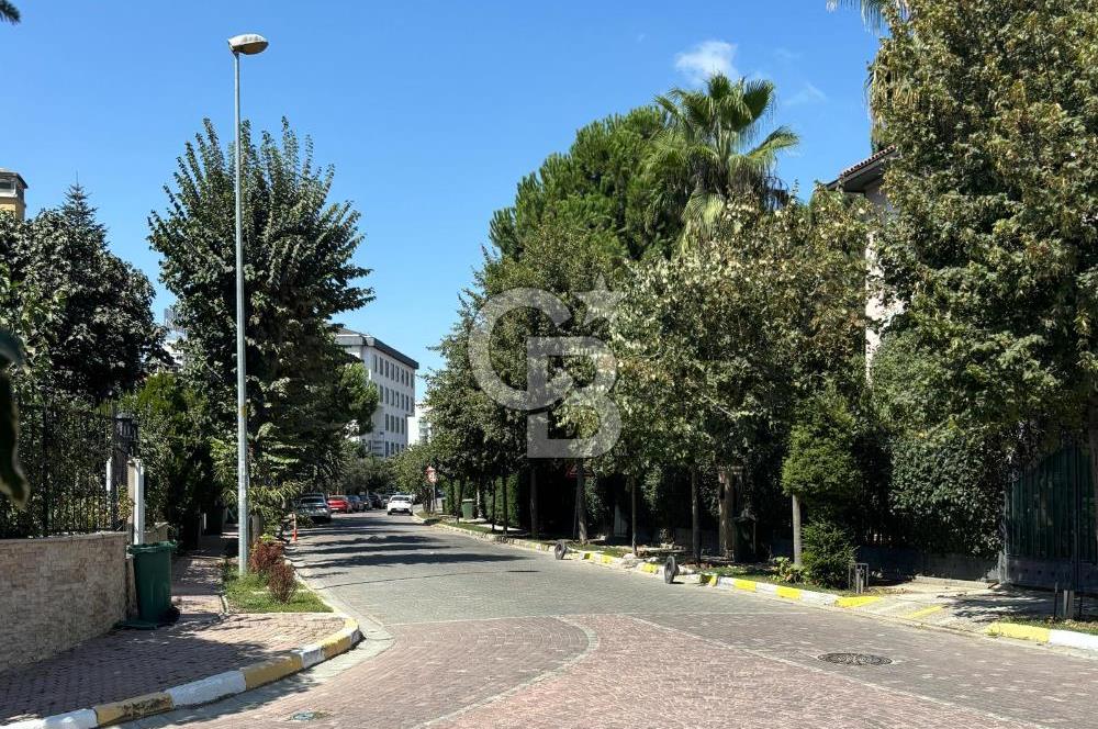 BAHÇEŞEHİR UPHİLL'DE 1100 M2 HAVUZLU, ÖZEL BAHÇELİ MALİKANE