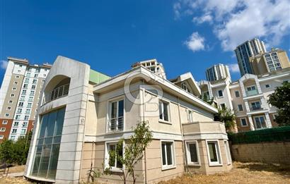 BAHÇEŞEHİR UPHİLL'DE 1100 M2 HAVUZLU, ÖZEL BAHÇELİ MALİKANE
