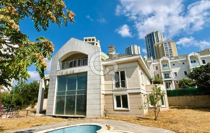 BAHÇEŞEHİR UPHİLL'DE 1100 M2 HAVUZLU ÖZEL BAHÇELİ MALİKANE