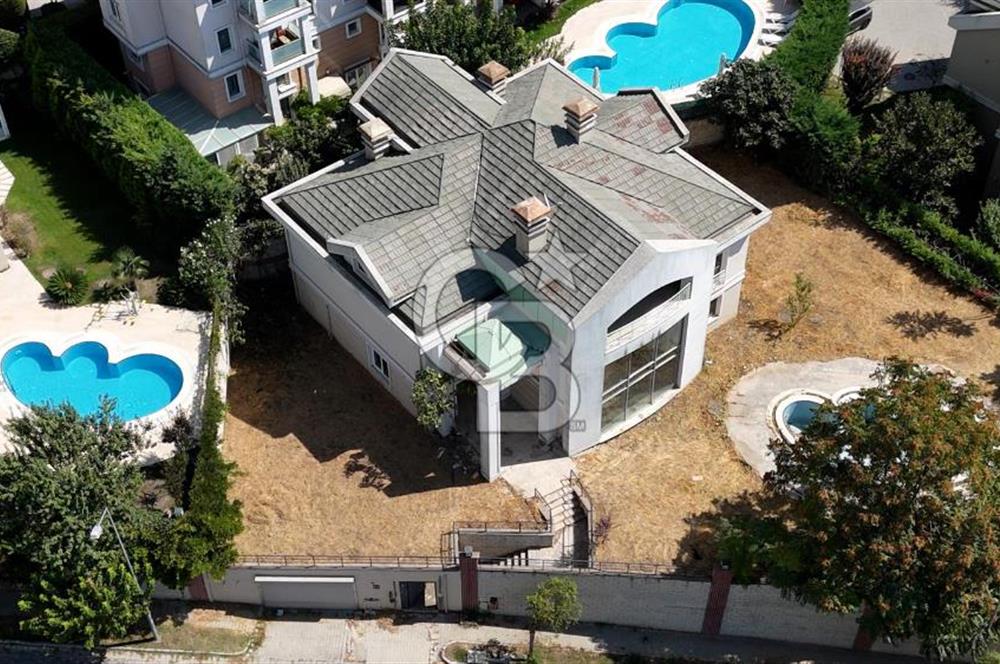 BAHÇEŞEHİR UPHİLL'DE 1100 M2 HAVUZLU ÖZEL BAHÇELİ MALİKANE