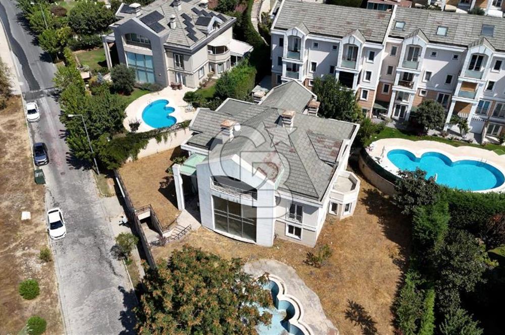 BAHÇEŞEHİR UPHİLL'DE 1100 M2 HAVUZLU ÖZEL BAHÇELİ MALİKANE